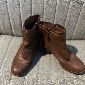 Farah Brown Ankle Boots with Side Zipper
